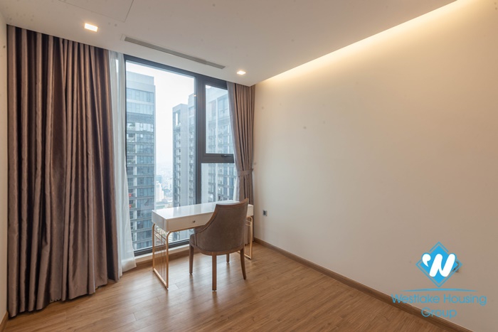 A beautiful and modern 4 bedroom apartment for rent in Metropolis, Ba dinh